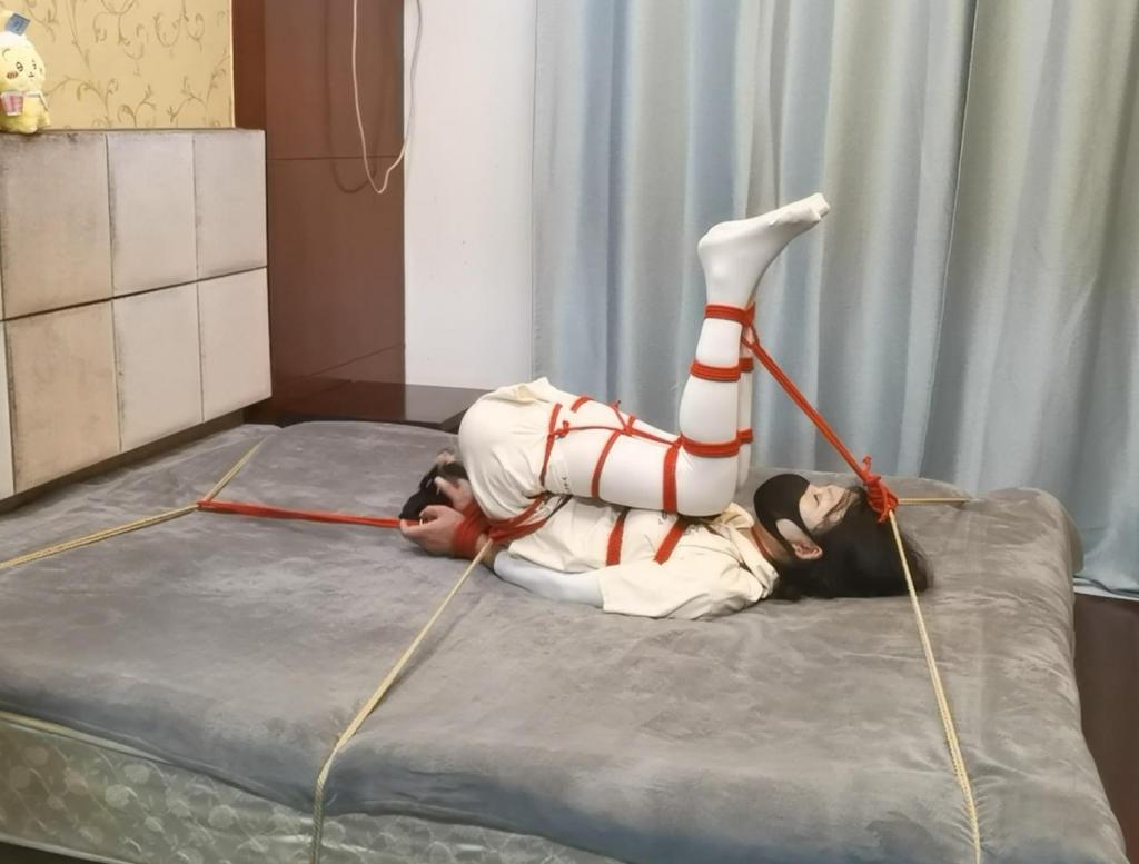 床上自动勒脖发抖固定自缚教程（带文字步骤） 又想到了一个好玩的自缚，可以在床上固定惩罚，绑好之后动还是不动都很折磨，收着腿会止不住发抖，伸直腿会把脖子勒的更紧，侧着也倒不下去，绑起来并不难，也加了文字步骤，挺好学的，不过也要记得备剪刀哦！！！ <span style='color:#b0b0b0;'>[隐藏文字，购买后可见]</span>