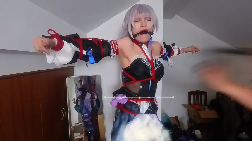 大黑塔cosplay被紧紧捆在十字架上，只能任由S对她鞭打挠痒榨津 因为视频比较长所以分上下两部<br>不仅被红绳紧缚在十字架上，腋下暴露出来后还被胶带缠上了按摩器，又疼又痒只能受着这样的酷刑<br>下面硬起之后还要被套上[X_X]狠狠榨津，没坚持多久就招供了