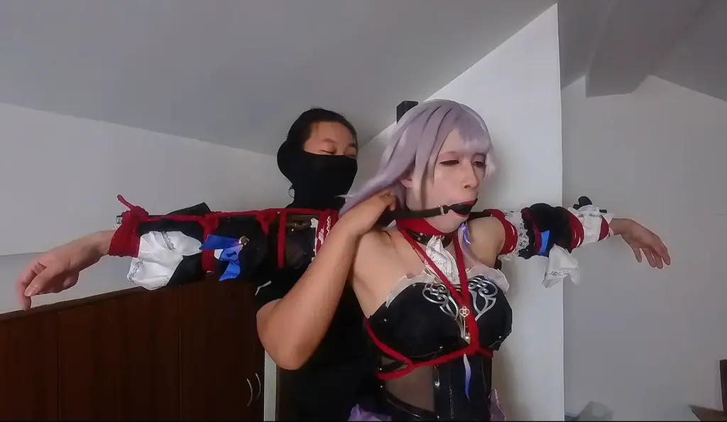 大黑塔cosplay被紧紧捆在十字架上，只能任由S对她鞭打挠痒榨津 下 因为视频比较长所以分上下两部<br>不仅被红绳紧缚在十字架上，腋下暴露出来后还被胶带缠上了按摩器，又疼又痒只能受着这样的酷刑<br>下面硬起之后还要被套上[X_X]狠狠榨津，没坚持多久就招供了