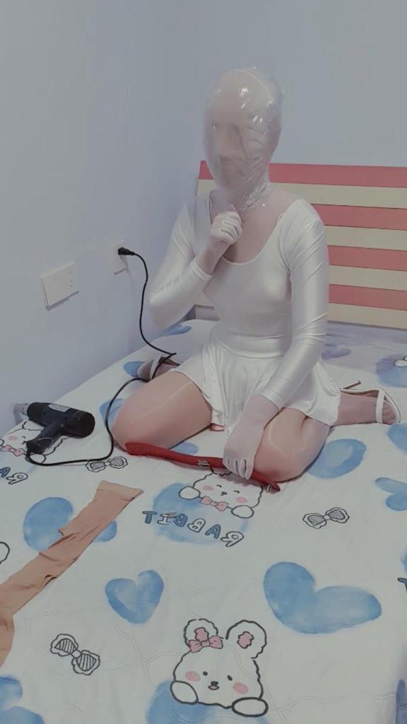 白色半包紧身衣 白色高跟 白色芭蕾舞裙 裤袜套手 项圈热缩 本来等丝袜睡袋到了在拍 但新买的裙子先到了就试了试 中途胸部振动器出了点问题 不得已脱掉舞蹈裙上半身做调整 本来热缩项圈后在套层裤袜 但是在太热了就反套双手 结果双手包裹导致热缩袋差点没弄开 