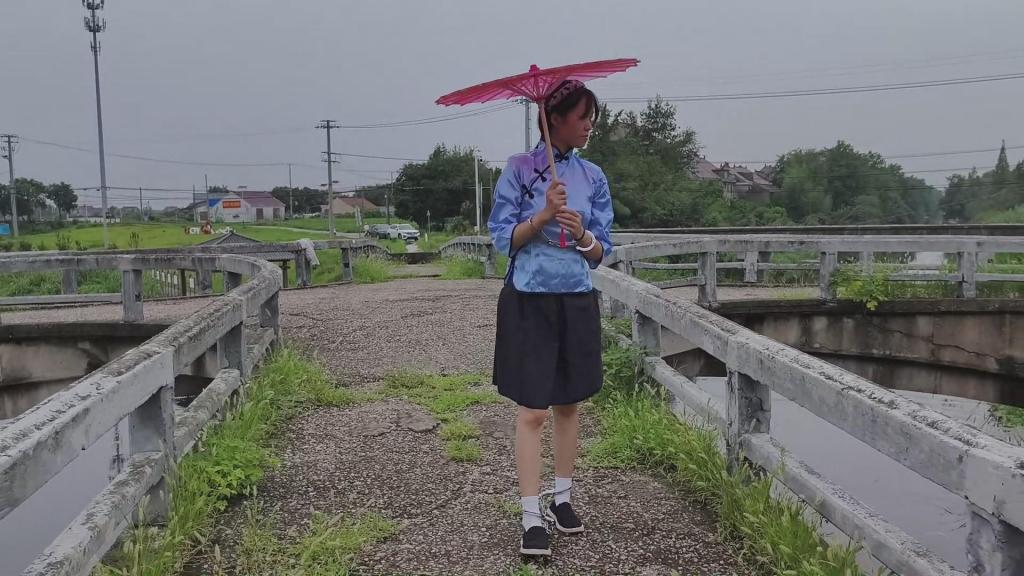 兰兰五四学生装，布鞋，古桥，手铐脚镣游览，小花伞，小桥流水，蝉鸣，景色还不错，原声版无音乐配音 束心魔术道具工作室，兰兰五四学生装，布鞋，古桥，手铐脚镣游览，小花伞，小桥流水，蝉鸣，景色还不错，原声版无音乐配音，唯美风格，本工作室摄影技术和剧情拍摄相对一般，无法和专业的摄影师相比，购买本工作室视频请知悉本工作室拍摄的视频短剧内容也许并不专业，本工作室各种古代道具断头台，古装捆绑剧情游戏，金属，木质道具，枷锁，金属站立枷，魔术木笼囚笼拘束架道具审xun椅，各种拷镣等魔术笼子等道具，本工作室秉持，绿色，健康，唯美，解压，为原则，可以体验定拍.            妖狐吧定拍 ，女生加入本工作室  （本工作室只收女生，只收女生，只收女生，很多男生cd问收不收的，我将不再回复！）         qq：3329311459              骗子勿扰，事多者勿扰！！！