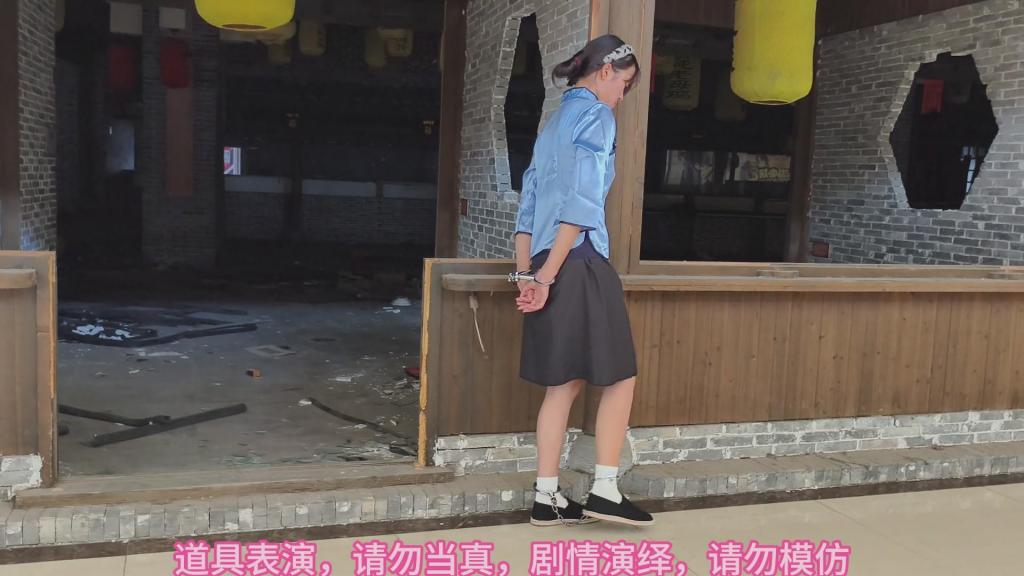 兰兰五四学生装，布鞋，手铐脚镣，逛停业的商场 束心魔术道具工作室，兰兰五四学生装，布鞋，手铐脚镣，逛停业的商场，偶尔楼上有人，有些惊险，兰兰也有些紧张，唯美风格，本工作室摄影技术和剧情拍摄相对一般，无法和专业的摄影师相比，购买本工作室视频请知悉本工作室拍摄的视频短剧内容也许并不专业，本工作室各种古代道具断头台，古装捆绑剧情游戏，金属，木质道具，枷锁，金属站立枷，魔术木笼囚笼拘束架道具审xun椅，各种拷镣等魔术笼子等道具，本工作室秉持，绿色，健康，唯美，解压，为原则，可以体验定拍.            妖狐吧定拍 ，女生加入本工作室  （本工作室只收女生，只收女生，只收女生，很多男生cd问收不收的，我将不再回复！）         qq：3329311459              骗子勿扰，事多者勿扰！！！