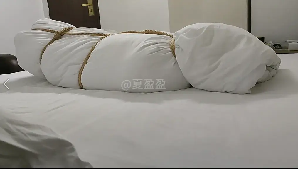 【夏盈盈】洛洛入圈记（捆绑、tk、电击、[X_X]） 今天是洛洛入圈的第一天。视频主要分为三部分。<br>第一部分：自救——用锁锁拷把洛洛锁起来，然后把钥匙扔到沙发上让他去找，可是我太坏了把钥匙揣在手里，让他在没有钥匙的地方寻找钥匙，最后他找懵了被迫接受我对他的惩罚。<br>第二部分：惩罚——因为洛洛自救失败，所以我要对他进行犬爬、电击与tk等惩罚，犬爬加电击、tk加电击让洛洛怀疑到人生。<br>第三部分：全包——本次全包用的是被子，当然也加上了tk等精彩部分。<br>本次模特洛洛是可爱的男孩子哟！