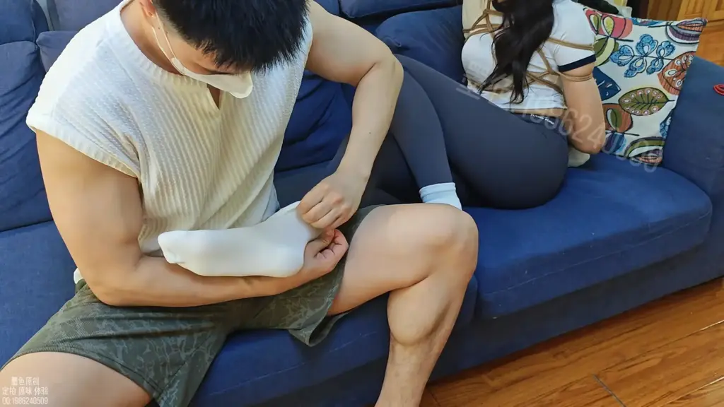 【墨色】白袜瑜伽裤强制捆绑挣扎 双层白袜 白袜包手 白袜堵嘴 瑜伽裤少女穿着白袜在沙发上休息，被男子强制捆绑，捆绑完上身后给少女又套上一层白袜，然后又给双手套上两层白袜后捆紧，挟持少女走进卧室，捆绑双腿然后绑成驷马，最后又用一双白袜堵嘴并用丝袜勒紧，然后留少女独自在床上挣扎。<br>联系qq：1986240509