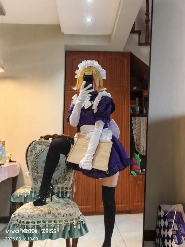 标题：【BadCat】【FATE GO 贞德女仆cos】椅子捆绑 挣扎 [X_X] 棉袜蒙眼堵嘴 强制GC 踩头 大家好，我们是BadCat工作室。求关注 求关注！！！<br><br>【最新资讯】<br>新模【小雨】接受定拍咯！ 本工作室模特目前：小雨 雅楠 本喵 雪儿 都可接受定拍！有需求的宝宝可以联系我们！<br>本月20号左右 本喵会去天津和雪儿姐姐再次联动 想要约调双人线下的欢迎联系我们！月底我们会再次联动 想要定拍的宝宝们 欢迎排单 <br><br>【工作室推特】@surelovemeng 工作室X刚刚成立 喜欢的宝宝欢迎关注！！<br><br>【关于本作】<br>最近接到一个FATE GO 贞德女仆的定拍，个人其实看FATE很有限，saber还算了解，其他的真的了解不多。老实说贞德这个角色我还停留在历史上的她。不过既然有人设图，本喵就可以cos！首先感谢金主赞助的服装和道具，阿里嘎多！因为女仆感觉还是配高跟鞋比较好看，所以开篇的时候特地录了一小段高跟鞋的画面。之后本喵被表哥捆在电竞椅上，表哥还调侃说电竞椅都是老演员了，哈哈。因为女仆装整体来说还是比较好捆绳子的，所以捆的比起之前的cos服要紧很多。之后表哥不停的摸人家的熊和袜子，我现在越来越怀疑哥哥有什么变态倾向了。之后又用棉袜狠狠的塞进我的小嘴里，之前的拍摄中，一般都只塞一只棉袜，这次竟然要塞两只，我当然反对，于是不甘心的咬紧牙关不让他塞，谁知道这家伙捏着我的鼻子，逼着我含住了两只棉袜，外面又用长袜勒住眼睛和嘴巴。因为看不见 ，我挣扎得更努力了，结果换来的是表哥用[X_X]各种欺负！哼！之后又换了日式和驷马，最后在驷马的时候，下面的棒子塞得特别紧，[X_X]的[X_X]一浪高过一浪，让本喵的叫声特别的羞耻。这可能是我录视频以来叫得最惨的一次！总之还是希望大家多多捧场吧！如果有喜欢的角色也欢迎找我定拍哦！<br><br>【关于定拍】<br>我们这个工作室是一个新成立的小作坊，拍摄的都是一些清水擦边的作品。目前工作室就我和我闺蜜以及我的表哥。最低500就可以订拍！同时也欢迎大家赞助服装！马上夏天了，可以穿很多好看的小裙子了，有想看我们穿的宝子们，还不赶快动手联系我？<br>另外工作室紧缺cos服，有想看cos捆绑的可以尽情赞助，可享受部分优惠。随着工作室的逐渐步入正轨，这种福利就快要到期了，到期后，赞助服装将不再享受优惠，望周知！<br>本工作室不接各种大尺度或者裸露的定拍，不露脸，只是因为爱好并且想分享出来赚点零花钱而已，那些想歪的和喜欢大尺度的就不用联系我了！<br>最后有什么有趣的玩法剧情或者想让本喵穿的衣服也可以联系我们哟！<br><br>【关于体验】<br>大概流程和之前的视频大概一致，可以以那个作为参考！玩法可以商量，但是不要提什么裸露哪里的，这是线[X_X]验，不是别的！还有地区太远想考虑下的什么的也请想清楚能不能来，再联系我！<br>玩这个纯粹因为个人爱好，不想涉及黄X之类的东西，健康紧缚为主。最近也总是接到询问价格之类的问题，这里统一回复一下，想线下约绳子的，必须要能接受我和我表哥一起的，如果不能接受，也就不用相互打扰了。然后太重口的也免开尊口！<br>线[X_X]验五张起，如果没有一定的经济实力，或者路途太远以及过很久之后才来的那种，也可以不用加我啦！本来线[X_X]验就是有一定的危险，我一个刚毕业的大学生，自己出去确实不安全，所以希望大家也能理解一下。<br>我和雪宝两个人也在努力学习绳子，如果辽宁附近的姐妹想一起拍视频或者约绳子，这边还是十分欢迎的！像这种视频之类的本来就属于小众圈子，希望大家都能购买正版渠道，不要未经允许私自传播。<br><br>【关于招聘】<br>女生优先！！姐妹优先！！本喵特别想认识辽宁鞍山附件的女生一起玩绳子！暑期正好！！到底有没有鞍山附件能一起玩的姐妹呀！！特别需求！！！<br>其次是伪娘，伪娘这边应聘绳模是没有工资的，但如果相貌身材优秀的话，是可以长期互勉拍摄的，能接受的联系我！不能的话就免开尊口啦！我和我雪宝最近也在努力练习绳子，如果有优质伪娘也可以长期给我们当练手的模特，现在紧缺，可能会找两到三个长期稳定的一起合作，名额有限，有意者请赶紧联系！<br><br>【写在最后】<br>【BadCat专用麻绳】也上线了哦，品质绝对过关，现在和之后的视频我们也会用自己生产的麻绳来进行，有需要的朋友欢迎联系我们。后续我们也会逐步开发各种道具，希望各位能够多多捧场。<br>【BadCat原味丝袜】最近天气越来越热，家里存了一批没来得及洗的丝袜，黑丝白丝肉丝都有，包括视频里和塞嘴里的，有需要的朋友也可以联系我们，加好友时留言妖狐吧原味，可享原味包邮服务，每人限一次哦！<br>联系方式统一加VX：EMasaxieer 另一个VX暂时毕业了 用得少 需要的朋友直接加这个就好 本VX仅限业务咨询 闲聊勿扰！重申一遍，闲聊勿扰哦！聊那些颜色内容还有发奇怪照片的朋友们，就不要浪费彼此的时间了，谢谢大家，我们下部片子见！