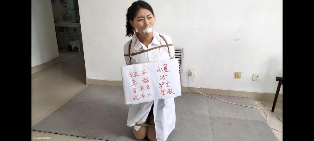 人贩表哥4-护士邻居的劫难 在这里想感谢一下大家的热情支持，《人贩表哥》系列能出这么多期都靠着大家的支持，同时，再次感谢精致工作室的努力付出。<br>本片讲述的是人贩表哥将目光放在了自己的护士领居上，依旧是剧情向，元素很多（这次结合了先前大家的一些建议，不如麻袋布袋都用上了了，还有挣扎逃跑的过程）再加上这次还有老虎凳，勒住下面，将女主吊起让她自己转圈等方式。感觉护士装被绳子勒住，那种有点透肉的感觉让人会很兴奋。在这里再次感谢精致工作室的付出。<br>希望大家喜欢