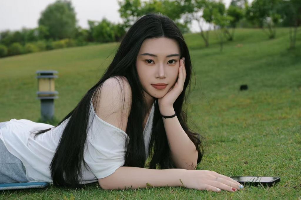 《秘语原创》新人比新纸还新的新素人*（全程无剪辑满满的对话，驷马）有没有你刚初接触的样子呢？ 这是一个身高170，体重100的一个新人模特，因为从未接触过。拍完之后还说挺刺激的。哈哈，我只是对她简单的捆绑了一下而已。<br>介绍一下新人情况，目前大学生一枚，可以接受任何尺度拍摄。目前这个是全网首发第一部作品，身材白皙。其他情况可以加我们客服QQ了解，后期我们会新增很多新人模特，想咨询定拍的可以联系我们。感谢大家的支持<br>QQ:1796426163<br>解压密码：MY12<br>下载文件后将后缀zip111改为zip解压，解压完成后，继续将文件后缀改为zip解压，解压密码：MY12 把最终的文件后缀改为mp4即可观看，请大家不要在线观看，非常容易和谐。