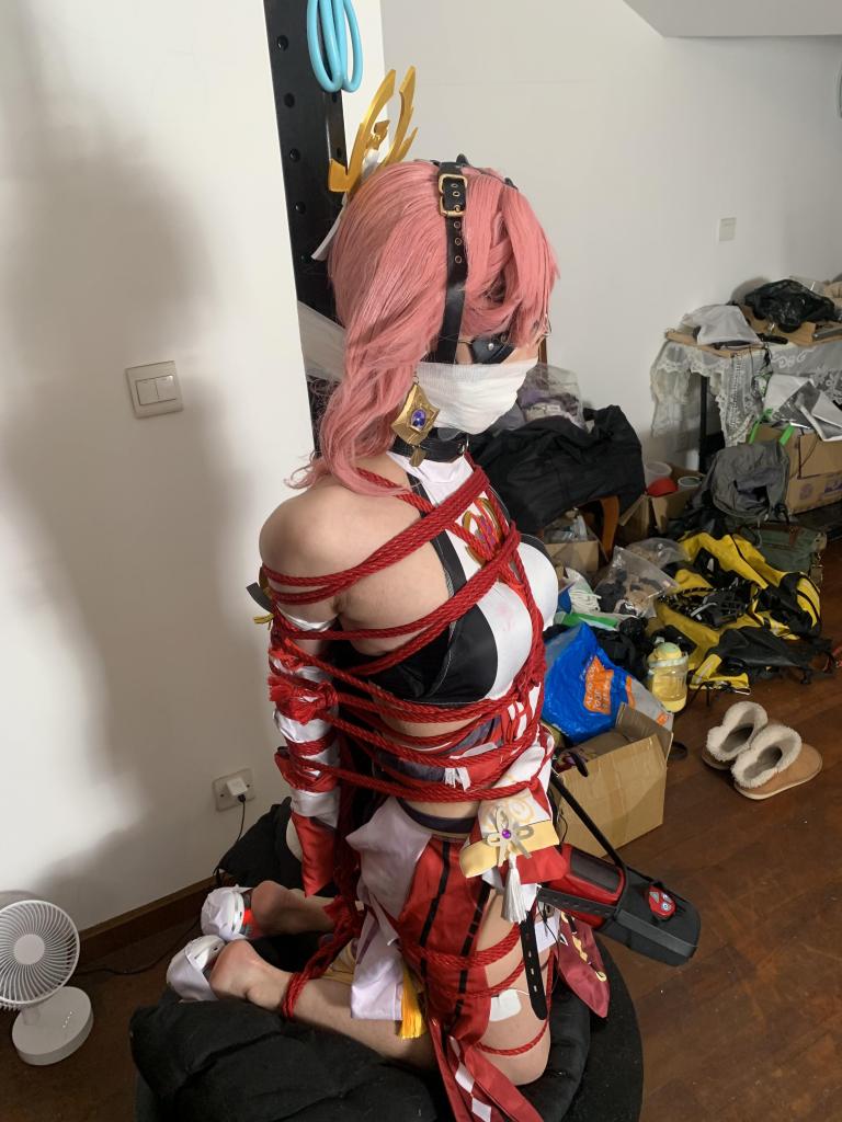 八重小南梁cos，被捆绑在铁架子上半跪着调教榨汁，身上还绑了不少道具 蒙眼堵嘴，双手被胶带包裹，全身被紧缚起来，腋下和脚底还用胶带缠绕上了按摩器，前面套上斐济杯狠狠榨汁，直到糕巢