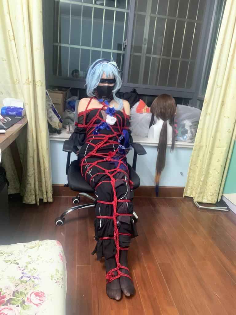 优菈cos连衣裙全身捆绑起来 自己跳到床上躺下了，被主人摸了一遍后双腿之间就插上了[X_X]，在蒙眼堵嘴和紧缚挣扎中达到了糕巢