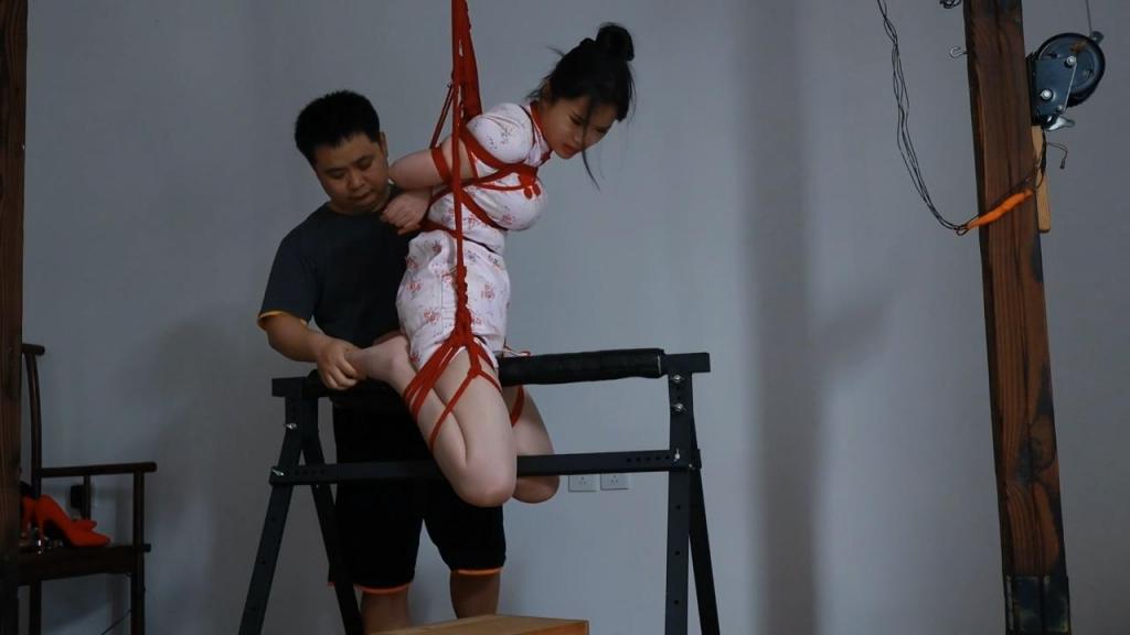 路由工作室：可可旗袍体验钢铁木马  超大号口球堵嘴+强力电击折磨哭了 大小：2.78G 时间：42分钟<br>原创工作室：路由工作室<br>解压密码：123456<br>这次又约了可可拍摄，可可穿旗袍还挺有风韵的，这次让可可体验的是新项目钢铁木马，再带上超大口球开郊狼电击，木马和电击一直刺激着，在木马上放置的可可被折磨的不断颤抖，最后放下来已经是双目含泪了。