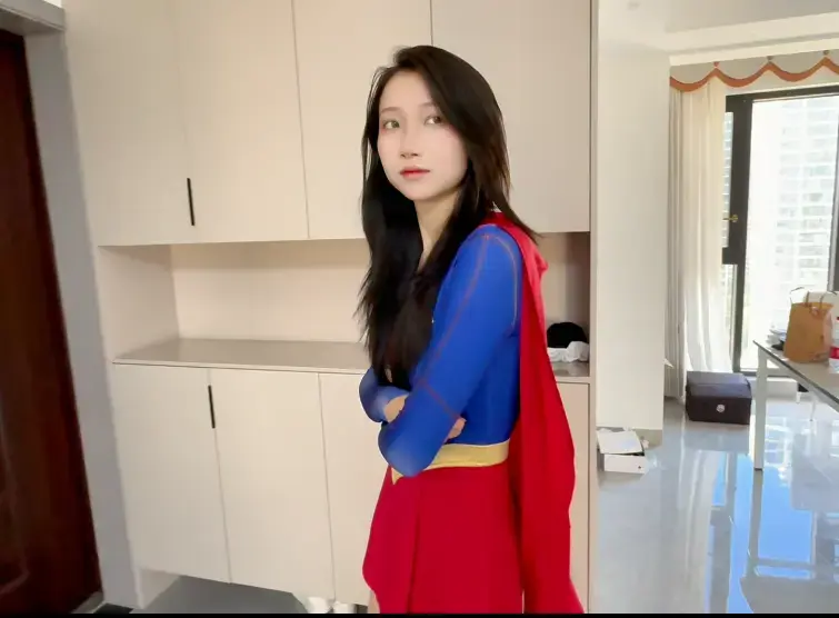【比尔】精密的计划 这次给大家带来的是模特CoCo的女超人，身材纤细，面容姣好，很棒的小姐姐！<br>剧集前文;女超人致力于维护世界正义，所以也有不少仇家，每次仇家都被女超人强大的打架能力打退。<br>这天女超人正在休息，又传来紧促的敲门声，"哟呵，我当是谁呢？这不手下败将嘛"男人结结巴巴的说:"女超人！你再打败我一次，我就从此改邪归正！"<br>女超人只是讪笑着让他进门，毕竟这种菜鸡每天都有，这小老弟肯定是打不过女超人的，被脚踢的半死回去，想了一奸计！<br>"听闻女超人很喜欢一双战斗之靴,不如我在里面添加点料，然后送给她~嘿嘿嘿嘿嘿嘿。。”<br>原味衣服道具售卖 定拍合作请联系QQ2838269780 网盘解压密码bill