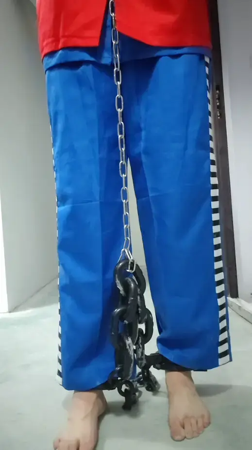 在地下室戴脚镣和囚服关押 在地下室戴脚镣和囚服关押，找了个没人的时间去的，期间好几次听见电梯路过这层，有种户外露出的感觉，被发现就太难解释了