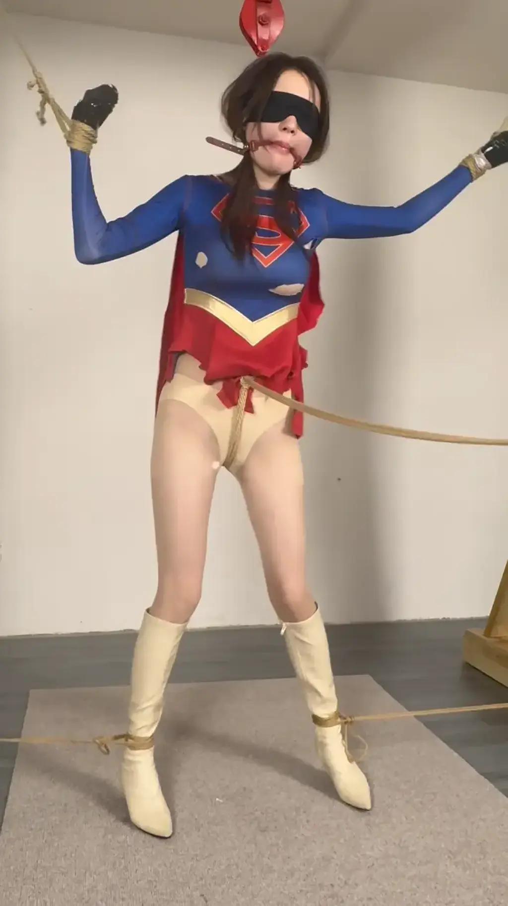 （眼眸工作室出品）女超人欲梦 最近看上了眼眸家的欲梦妹子，他家属于调教类的风格，不是剧情风，很适合喜欢轻度或是重度的调教爱好者。<br>他的联系方式妖狐吧搜索眼眸就能找到，有这方面需求的可以去咨询他。<br>这次的欲梦穿上破损的女超人战袍（大战后战败）被捆绑舒服，邪恶的男子不断对女超人使用刑罚。<br>塑料袋套头让女超人[X_X]、下蹲股绳让绳子深深嵌入女超人的[X_X]、并不断用电击棒电击女超人，最后将晕死的女超人十字捆绑挂在楼道内，不知道第二天会不会被人发现然后嘿嘿嘿。。。各位自己联想吧。<br>欲梦被调教时候的惨叫真的是特别悦耳，光听叫声就能让你硬邦邦，事后我问老哥欲梦觉得如何，老哥居然和我说欲梦觉得一般般还不够爽<br>所以在此广招能人，争取下次能让欲梦爽到。