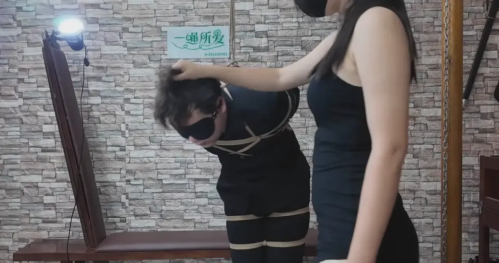 公司高管被女间谍虐待凌辱 男生是一家公司的高管，有一天在护甲途中，被公司卧底杨若雨从背后跟踪偷袭，挣扎许久仍不敌迷药药效最后昏迷，醒来后发现自己被捆成五花大绑，在被各式捆绑，鞭打，虐腹，老虎凳，挠痒痒等一系列折磨后，颤颤巍巍最终屈服并交出了公司竞标的关键信息，。视频解压密码666888.<br>一绳所爱绳艺体验店面向全国爱好者开放，本店提供绳艺捆绑模特服务、体验女绳师捆绑服务、变装绳艺体验、绳艺婚纱照摄影、体验长时间囚禁服务、绳艺教学培训、绳艺交流会、绳艺逃脱挑战赛、场地出租、专业麻绳销售，原创绳艺扑克销售、原创视频套图销售、作品私人定制、模特原味丝袜出售等，另外本店招募同好合作伙伴。微信：351552501初心