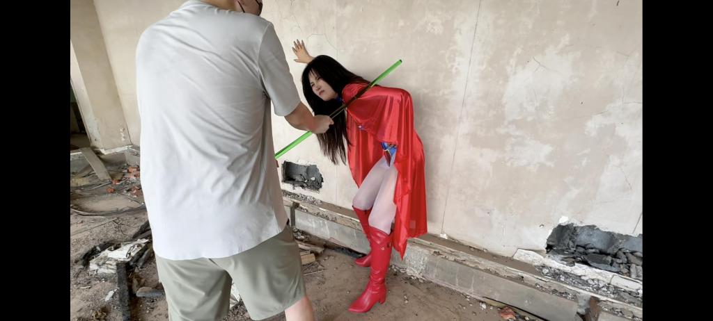 女超人惨遭暗算（战败结局） 本次定拍的工作室，是比尔原创工作室，感谢该工作室的辛勤付出，特别是小伙，把他累得不行。<br>女超人看到两个人鬼鬼祟祟的像是在干什么坏事便尾随到废弃楼房里，发现其中一个是一个月前她抓过的制药罪犯，当时他向她保证以后不会再犯而她怜惜他的才华于是答应了，现在看来他并没有好好反省，于是她决定好好教训他，殊不知他已做好了充分准备来暗算这位女超人……
