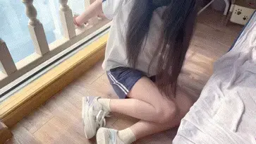 困困二十六弹，校服的捆绑挣扎 这期是身穿校服的捆绑，说实话这身和以前上初中时候的校服好像…有种变年轻了的感觉，而且让困困想起了自己第一次接触到绳子的时候就是在初中，但那个时候什么都不懂，只会胡乱地用跳绳的绳子尝试自己绑自己…不过闺蜜倒是吐槽说她上学时的校服完全没有短裤，男生女生都是长裤那种。这期一开始本来是想拍拍剧情的，不过困困和闺蜜实在没有灵感了…只能出一期纯挣扎这样的了…先是被手铐铐在了窗沿上，不过大部分手铐是根本限制不住我啦（目前为止闺蜜买的手铐只有一种插销款的挣脱不开），很轻松就挣脱出来了，而后闺蜜就把我绑了个日式，不过因为没有加固胸，所以挣扎也是很容易的嘿嘿，看到绳子有些松了后闺蜜就重新绑紧了一点，又把腿捆起来了T_T…<br><br>喜欢困困的可以fo困困的推噢，kunkunkun0103，也欢迎来服装赞助或定拍，可以去推找困困或者林子菌的工作室里有lxfs，蟹蟹~