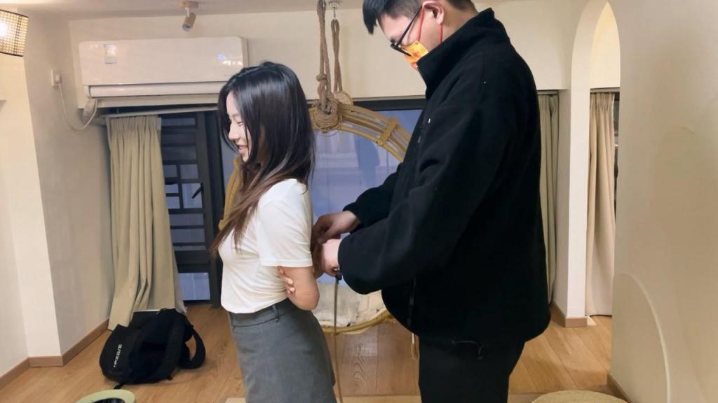 奥特曼定拍：小芜日式直立踮脚吊放置 肉肉的小学妹带着口球流口水 大小：0.8GB 时长：45分钟<br>解压密码：123456，请勿在线解压