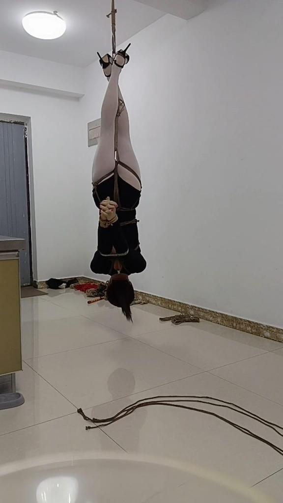 圣灵儿倒吊自缚全过程 想学习的可以参考一下 完整自缚倒吊全过程<br>欢迎交流体验：<br>qq：2448740355<br>vx：SLmeifu8899