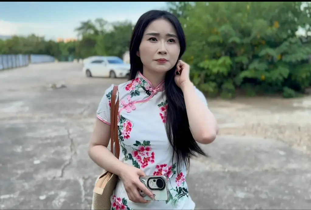 【比尔】摄影陷阱 鹿鹿是一个贪图小便宜的女人，经常用各种活动薅羊毛，卡BUG，这天她兴奋极了，原来啊，她刚抢到一个民国旗袍风拍摄秒杀活动，<br>这可让她兴奋的！！！约好了世间后，到达了一座废墟楼，鹿鹿心里还是有些许忐忑的，打电话确认位置后，还是继续往上走了，<br>到达最顶楼后，根本没看到人啊，也没有影楼的迹象，这个时候后面老哥们熟悉的一副白色毛巾捂出,,,,<br>叫你贪小便宜，叫你贪小便宜，蠢女人，现在知道怕了？捆绑起来玩弄着白腿，肉丝，这白色小高跟，<br>拍打美臀太舒服了，还拍下照片，看着鹿鹿害怕的样子，看你敢不敢往外说，嘿嘿嘿，任人摆弄了吧！<br>原味衣服道具售卖 定拍合作请联系QQ2838269780 网盘解压密码bill