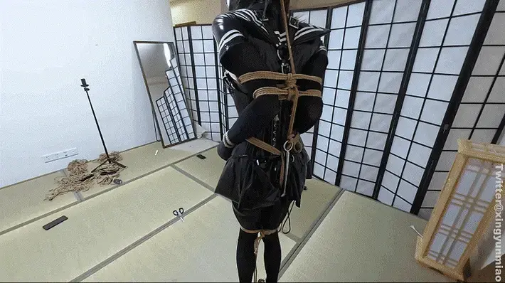 《奴婢学院JK妹的课后作业》今天的课后特训由学妹协助完成——佩戴马具口球，双手握拳包裹、手臂合拢、手腕向前绳缚拘束。后穴X入钢勾/绳子提起与马具口球相连，脚戴镣铐。被学妹牵制行走，佩戴CB锁完成震动脱 内容详细—— <br>•奴婢学院，顾名思义，是一所专门驯化奴隶的机构，旨在强化她们的奴性，使其彻底臣服，成为人们精心调教的雌堕玩物。这里的每一位学员都必须穿着特制的服饰，校服种类繁多却无一例外地带有学院风格。此次指定的着装是一套连体黑丝，搭配漆皮质地的学院制服，除了头部外，全身必须被严密包裹。日常生活中，奴隶们需全天佩戴塑腰器具，以保持体态的优雅与顺从，同时接受各种严格的驯化任务。每天学院都会布置课后作业，以巩固当天的学习成果。<br>•今日的课后作业包括三项高难度的挑战：  <br>Ⅰ特定状态下的行走训练  <br>Ⅱ半吊状态下的震动脱敏训练  <br>Ⅲ全程佩戴CB锁并完成锁内榨汁任务<br>•特定状态下的行走训练：<br>在这一环节中，奴隶需进入高度拘束的状态：头部佩戴超大的马具口球，口球附带挡片装置，牢牢封住口腔，彻底剥夺吐出的可能性。双手被强制握拳，用绷带紧紧包裹，丧失一切手部活动能力。双臂被绳索合拢，手腕向前拘束。大腿间贴着电击贴片，后穴X入钢勾，钢勾通过绳索与头部相连，迫使奴隶全程保持昂首姿态——任何低头的尝试都会牵动钢勾，带来强烈的拉扯感。大腿并拢束缚，脚踝戴上沉重的金属镣铐，限制步伐幅度。在如此严苛的束缚下，奴隶只能依靠小腿微小的活动范围，缓慢挪动脚步，由学妹牵引股绳完成行走任务。昂首、拘束、缓慢前行的姿态，展现出极致的顺从与无助。<br>•半吊状态下的震动脱敏训练：<br>完成行走任务后，奴隶将被重新绑缚，日式后手，单腿吊起，身体以单腿站立的姿势悬浮。学妹手持[X_X]，对奴隶进行精准的脱敏训练，刺激敏感区域，迫使其逐渐适应高强度的感官冲击。整个过程既是身体的考验，也是意志的淬炼。<br>•CB锁榨汁任务：<br>前提：本次课后作业奴隶需全程佩戴CB锁。最后一个任务尤为严苛，双腿并腿绳缚，身体倚靠在柱子上，学妹坐在奴隶的腿上，手持[X_X]，施加持续而强烈的刺激，强制引导奴隶达到高朝。CB锁的限制让每一次[X_X]都伴随着痛苦与克制，挑战着奴隶的忍耐极限。整个过程既是对身体的终极考验，也是对奴性驯化的极致体现。<br><br>注意！：视频中两位均是伪娘，里百合既是双伪娘<br>本片收录系列于《里百合——爪爪S系列》<br><br>解压密码：ZHUAZHUA<br>Twitter：@xingyunmiao<br>Telegram:@zzZHUA<br>视频号:ZHUA162