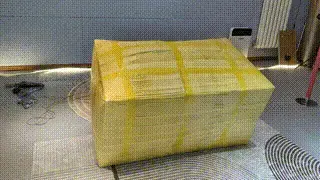 陈依依纸箱逃脱（定）（第二集）一绳所爱出品，定拍作品 陈依依这次被封在一个被沾满黄色胶带的纸箱，这次比上一次更加难，因为最后还增加多几圈黄色黏性胶带，但是即便这样还是没能困住陈依依。还是被成功逃脱,内含有纸箱内部挣扎视频