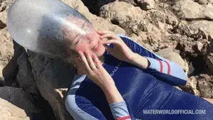 Cliffhanger <span style='color:#b0b0b0;'>[隐藏文字，购买后可见]</span><br>Waterworld工作室，专注于水下恋物癖、紧身衣、[X_X]的工作室<br>vienna 躺在礁石上，正在进行WATERWORLD工作室有史以来最危险的[X_X]帽子戏法[X_X]！<br><br>Vienna laying on a cliff, doing the most dangerous HAT TRICK BLACKOUT in Water World history!