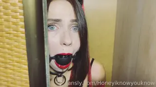 Confined, bound, gagged and drooling Confined in a closet, this sexy brunette is waiting for her master. Bondage rope, stockings, blue eyes, moaning,smiling,drooling, legs'up tied,reverse bondage, confined,closet<br>这位性感的黑发美女被关在壁橱里，等待着她的主人。捆绑绳，长袜，蓝眼睛，呻吟，微笑，流口水，双腿被绑，反向捆绑，禁闭，壁橱