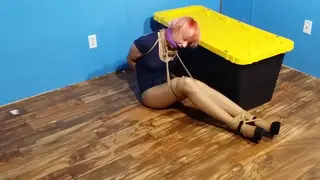 Vivienne rope tied and boxed ? Vivienne is ready to pack for shipping. Bound and gagged she fights against the ropes but the bondage is to tight. Hurry girl ! because your next destination is a harem.. Bondage rope,struggling,cleave gag,high hells, legs tied to <br>neck,moaning, roped shoes,escape<br>薇薇安准备打包发货了。她被捆绑堵嘴，挣扎着想挣脱绳索，但束缚实在太紧了。姑娘，快点！因为你的下一个目的地是后宫……捆绑绳索、挣扎、劈开嘴塞、高位地狱、双腿被绑在脖子上、呻吟、被绳子绑住的鞋子