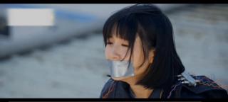 无眠之境女孩惨遭反派绑架呜呜直叫 电视剧名字:无眠之境。有些画面不是在人质那边但是声音还有，于是做了替换可能会有些违和，全程封嘴怼脸挣扎呜呜，喜欢声音的有耳福喜欢看封嘴有眼福。