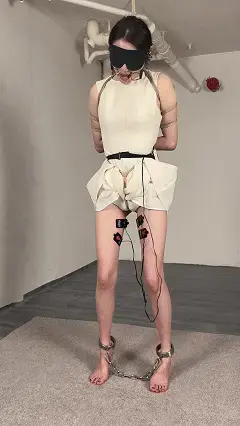 【YM出品】第二十九部 客户定拍《股绳吊起+强制垫脚+郊狼电击》 （YM工作室）解压密码：8023  喜欢的点个关注   高清 1080P 在百度网盘下载<br>非常喜欢垫脚后体力不支后的双腿颤抖感觉，后面再加上电极片简直完美<br>----------------------------------------------------<br>✅-江苏（南京）诚心招聘模特，有诚意私聊详谈。丨<br>----------------------------------------------------<br>✅定拍、原味、原味道具等其它业务咨询请加Q表明来意。<br>✅定拍特惠 欢迎来咨询<br>✅有什么适合的衣服 也可以私信我。<br>✅江苏（南京）诚心招聘模特，有诚意私聊详谈。<br>✅解压密码：8023