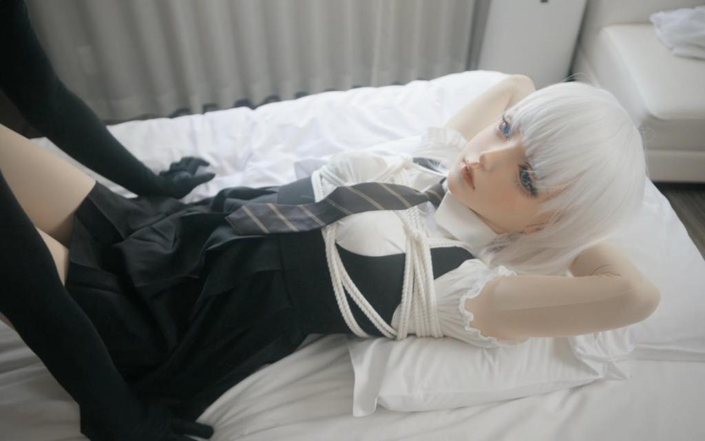 ドール着ぐるみ④ 作者：ウェクスラー国際貿易センター???? (Holly)<br>ドール着ぐるみさんを縄で拘束してちんちんを電マで責める動画です。<br>イッても電マを当て続けてちんちんが縮こまるまで続けます。