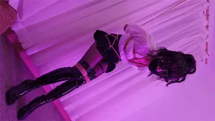 合集促销！【丝米】《S女王改造计划》1至5全集【已购买单集的兄弟注意不要重复购买，感谢支持！】一身反骨，越叛逆玩起来越带劲！双手反绑、吊起来蹂躏、站不稳、坐不下，痛苦挣扎…开腿绑椅子上，棒棒固定狠狠振 【平台在线版为低码率版，高码率版本在百度网盘】<br>【已购买单集的兄弟注意不要重复购买，感谢支持！】<br><br>剧情简介：<br>《S女王改造计划》1至5全集，购买合集超优惠！<br><br>第1集:S女王高高举起皮鞭，命我臣服，捆绑放置，让女王享受紧缚的快_感…<br>高傲的S女王，需要严厉改造！驷马绑起来，推倒，脚踢打pp，棒棒猛震，剧烈挣扎，让女王欲仙欲死…<br><br>第2集:一身反骨，嘴硬说不要，越是叛逆玩起来越带劲！双手反绑、吊起来蹂躏、站不稳、坐不下，痛苦挣扎…开腿绑椅子上，棒棒固定狠狠振，大腿狂颤、娇臀起伏、嘤嘤求饶，被玩哭了…第一视角（黑丝、皮靴、肌肉贴）<br><br>第3集: 性感女检察官，独自执行任务，没想到被罪犯偷袭，捂晕，绑起来蹂躏！<br>油亮黑丝大长腿肆意摸，蛋蛋震小xue，开腿tk皮鞭抽，棒棒榨zhi！奋力挣扎，叫声却越来越迷人…抱在怀里棒棒开最大，[X_X]爆棚！终于抵抗不住，高了…<br><br>第4集: 女王被麻绳紧缚，油亮肉丝包裹双腿，PU皮衣皮裤勾勒出极致曲线，18cm漆皮芭蕾高跟让她姿态诱人。享受假阳口球抽插嘴部，享受其中。蛋蛋让她在强烈[X_X]中挣扎，身体的扭动却带来了更剧烈的刺激，最终在我的挑逗下崩溃失控<br><br>第5集: 女王被麻绳紧缚放入衣柜，油亮肉丝包裹双腿，漆皮长靴高跟让她姿态诱人。屡次想逃都被抓回，只换来更严厉的责罚。放置在马桶上，蛋蛋让她在强烈欲望中挣扎，最终在棒棒刺激下崩溃失禁<br>————————————————————————————————————<br>定拍QQ号：984353792<br>————————————————————————————————————<br>解压密码：simi<br>改后缀为MP4