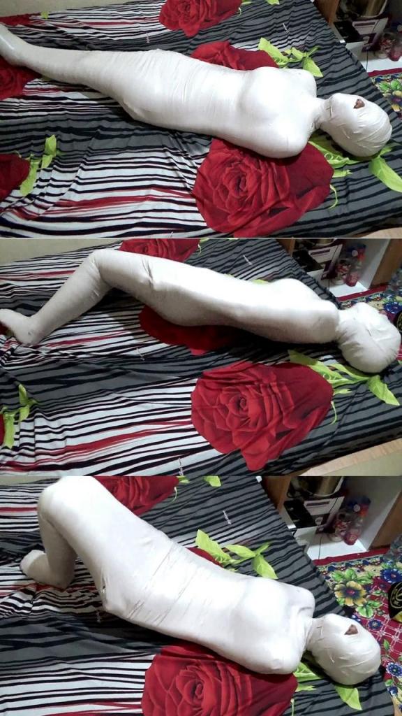 [POV] Main Scene Of RandyMummify RM100 A beautiful and sexy girl tries to mummify her for the first time.<br>This girl was wrapped tightly in the boarding room and watched by her other friends.<br>This girl then struggled to ask to be released.