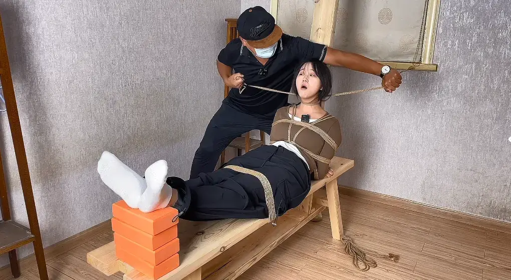 （坚贞之殇老虎凳）被捕 审讯室 酷刑折磨 生命垂危 惨烈牺牲（大学生小白） 今天来个，老虎凳，加砖的时候小白 痛苦的表情嗷嗷叫，让我们听着心里爽歪歪  被捕 审讯室 酷刑折磨 生命垂危 惨烈牺牲（大学生小白）  本工作室提供绳艺捆绑模特服务、室外定拍，室内定拍，体验女绳师捆绑服务、体验长时间囚禁服务、绳艺教学培训、专业麻绳销售、作品私人定制、模特原味丝袜出售等，另外本店招募同好合作伙伴。定拍约拍。v:a156185529 注明来意  不闲聊  <br><br>QQ 156185529注明来意  不闲聊<br><br>解压密码168168