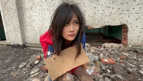 【定拍公映】性奴隶女超人 精致定制剧本,室内转户外深度脏兮兮不当人折磨，元素诸多，不容错过，购买不亏-<br>超人因急需一笔资金，找到地下拳馆的老板，想靠打拳赛赚钱，老板说：“你有超能力，谁敢和你打，这样吧，我制定几条规则，你接受，我立刻安排比赛，保证你有钱赚，我生意兴隆。”女超人：“反正我刀枪不入，什么规则，你说吧。”老板：“1.你不能使用飞行，镭射眼等超能力 2.为了赚钱，我们会向对手提供付费的能削弱你的道具 3.这里都是你曾经打击过的罪犯，所以，你不能还手，并且对他们的命令要绝对服从，他们爽了，你才能拿到钱 4.不能被人发现你是故意打假赛。为了你老公，你不会不同意的吧。”女超人：“就一晚，我赚够了钱就走。”“很好，接下来是服从性测试，把药丸吃下去。”“这是什么？”“服从。”女超人吃下药丸，感觉没什么不同，老板一拳打在女超人肚子上，女超人不屑一笑：“这也是测试的一部分？”老板冷笑：“别急。”突然，女超人肚子吃痛，站不住，跪在了地上，老板抓起女超人的头发，“这药能让你失去超能力，还是永久性的，不过如果是普通人喝了这药，通过身体过滤，排出的液体就能激发你的超能力，今天的选手们都喝了这药，所以，如果想重新成为女超人，你知道该怎么做吧。”“不可能，我是无敌的！不可能有这种药！”“哦？那你感受一下，这是什么！”老板一拳击打在女超人的脸上，女超人翻着白眼昏了过去，“好好享受吧，才刚刚开始，超级女奴。”<br><br>女超人醒来后，发现自己躺在拳馆，其实就是一片废墟烂尾楼，因为附近没有居民，所以不易被发现。女超人的第一个对手出现了，正是白天大意放跑的小喽啰。“是你！白天让你跑了，我要把你就地正法！”“女超人！真的是你！这可怎么办！我要买道具！”小喽啰获得了一个手套，可是不明白这有什么用，女超人也很疑惑，老板朝女超人扔了一个纸条：“那就是一个普通的手套，但你可不能暴露了，怎么演这出战败的戏，就看你的了。”女超人握紧拳头，怒火中烧，可是为了钱，还是妥协了，“天呐！这是控制手套！它能控制对方的行为！就连我也不能挣脱！你把它扔了，我们公平决斗！”“真的假的？我试试。”随即，小喽啰做出手势让女超人跪下，女超人配合着跪下，“可恶！放开我！”“呦呵还真有用，这钱花的值。”随即做出手势，让女超人爬过来，女超人照做，接着让女超人转圈爬，女超人也照做，之后让女超人在地上打滚，原本象征希望的战衣已经布满了尘土，破败不堪，“哈哈哈哈哈哈，女超人，你也有今天，我知道我伤不了你，但我可以羞辱你，跪在我的面前！抽自己耳光！并且一直大喊自己是母狗！”女超人依旧照做，不过是带着哭腔嘶喊：“我是母狗！我是母狗！”一小时后，女超人已经翻着白眼吐着舌头，但手还在艰难地扇着耳光，嘴里有气无力地说着：“我。。。是。。。母狗”小喽啰心满意足，说道：“女超人，你也不怎么样嘛，不过看你坚持了这么久的份上，就饶你一马，你自己认输吧。”女超人翻着白眼，磕磕巴巴地说：“求你。。。尿。。。尿在我。。。我的脸上。。。”“哈哈哈哈哈哈，这娘们儿疯了吧，好好好，本大爷满足你。”女超人翻着白眼，双手无力垂下，跪在地上，脸朝上抬起，迎接一线黄色液体，这是她今晚的第一桶金，黑丝破洞，浑身布满尘土，脸上还有很多液体，第一场结束了。<br>女超人的第二场战斗准备开始了，她没有时间整理自己，衣服和刚才一样，脸上还有未干的[X_X]，对手直接拿出了道具————郊狼电击器，女超人按要求佩戴完毕，四肢都被安放了电击器（接下来的戏份可以自由发挥，最好真实一点，演员真的在站立的情况下开启电击，尽力维持站立状态，但不断被打倒，再站起来）最后女超人被电得翻白眼，浑身抽搐痉挛，地上漏了一滩尿，对手还[X_X]在了女超人的丝袜和衣服上，唯独没有脸上，女超人为了钱，跪着求对手射在脸上，对手都开始嫌弃：“这还是女超人吗，怎么这么贱。”一脚踹开，要离开，女超人迫不得已，开始强行扒下对方的裤子，开始[X_X]，最后女超人的嘴鼓鼓的，里面塞满了[X_X]，可是不敢咽下去，做了好久的思想斗争，吐了出来，怕浪费，用手接住了，看着手里的[X_X]，女超人知道，这是重获超能力的唯一方法，最后把[X_X]舔干净了，沾得满脸都是。<br>女超人经过数十场战斗后，现在全身的衣服布满尘土，脸上也满是尘土和[X_X]的混合，眼睛是对眼，嘴里还流出精y，衣服多处破了洞，左臂的衣服从肘部断开，耷拉下去了，披风也只剩半截，黑丝都被撕开破洞，右脚的鞋也没有了，双臂无力下垂，双腿内八不断抽搐痉挛，身上依旧贴着电击贴片（大臂和大腿，线可以藏衣服里），女超人就这样迎接她的最后一名对手。<br>对手出现了，一拳就将女超人打倒，骑在女超人身上，不断重击女超人的头，女超人每被打一次，双腿就被反作用力弹起来一次，最后被打得对眼吐舌头，对手见状，打开了电击器，女超人回过神来，“别打了，别打了，求求你饶了我吧，我投降，你赢了”“英雄协会里不会有你这样懦弱的人。”女超人看着口罩下面的脸，“会长！？”“你竟然来这种地方，我刚接到消息的时候以为是情报有误，没想到真是这样。”“会长你听我解释。”随后一拳将女超人打至失神，然后拎着女超人的一条腿，拖着她向楼梯走去，来到缓步台，对手打开了电击器，“你爬上去，证明自己的毅力，不然，你将不配再作英雄。”会长走上去等着她，（接下来依旧自由发挥，真的把电击器打开，让女主趴在台阶上爬上去）女超人爬到还有一级台阶的位置开始失禁，被会长翻了面，躺在台阶上，白眼失神，浑身抽搐痉挛，会长将女超人胸前的S撕下，“你被开除了，等你结束了，我会召开发布会，你去亲口承认自己的罪行。”<br><br>老板将女超人带到了一处垃圾堆，薅着头发把女超人扔了进去，女超人脖子上还挂了一个牌子“1元/次”，老板：“你现在的身体已经打不了擂台了，所以就在这里把剩下的钱赚够吧，我会按正常价给你，你只负责揽客，按画正字的方法计数。”女超人赶紧爬过来，一边磕头一边道谢：“谢谢老板，谢谢老板，谢谢老板。”一天后老板回来给女超人送饭，女超人头发又脏又乱，翻着白眼，脸上和衣服上画了好多“正”字，[X_X]从头发到靴子，布满全身，老板一脚踩在女超人肚子上，女超人痛得回过神来，看见老板，立马跪下来磕头：“我一直在努力工作，你看我的身上，这么多正字，把钱给我，放过我吧。”老板把粥放在地上：“不急，先吃饭。”女超人刚要拿起来，老板一巴掌扇过去，“像狗一样吃！”女超人趴下去，舔碗里的粥，“你老公病情加重，快不行了，我派人把医药费付上了，可你欠我的钱，是有利息的，你这段时间只还了本金的一半，日利息按10%算，每天要还我15万，一个月就还完了。”“可如果每天都被这样折磨，我三天就死了。”“你还有一个选择：把自己卖给我，以后你出任务，哪个坏人能抓，哪个不能，哪个需要你战败，在公众面前说的话，都要由我决定，不然的话”说着，老板一脚踩到女超人头上，女超人头被踩到粥里，手在无力挣扎，“你之前的样子就会被公之于众，你老公在的医院也会被我炸掉。”老板薅起女超人的头发，和女超人面对面，老板面露微笑，女超人一脸惊恐，嘴唇不自觉哆嗦，眼泪也在打转，慢慢点了点头，“我愿意卖掉自己。”“很好，现在把饭吃完吧。”老板用力把女超人的头按到了粥里，女超人失去了意识身体不自觉抽搐，脸全埋在粥里。<br>原味衣服道具售卖 定拍合作请联系QQ2838269780 网盘解压密码bill 不要在线解压