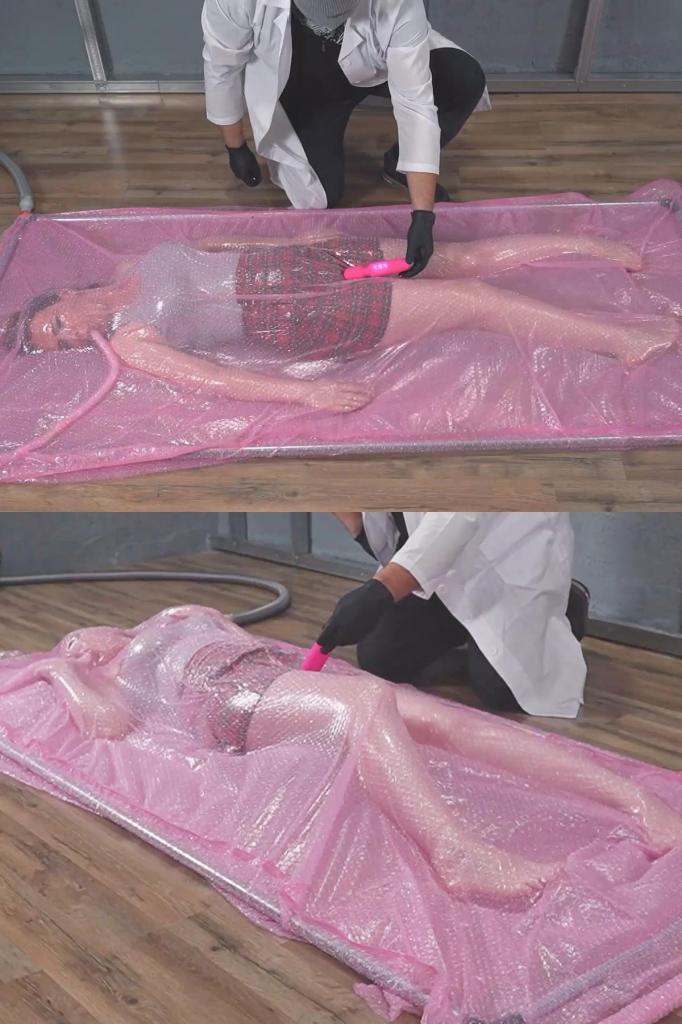 Bubble vacuum mattress or pink cloud 一位年轻女子在一家名不见经传的医疗中心接受一项名为“云”的新手术时迟到了。科室主任亲自接见了她。由于所有医生都已离开，科室主任亲自为她做了手术，但决定惩罚她的迟到。从晚上到早上，她在一张充满气泡的粉色真空床上辗转反侧……A young woman is late for a new procedure called "Cloud" at a shady medical center. The head of the department himself meets her. Since all the doctors have already left, he performs the procedure himself but decides to punish her for being late. All night and into the morning, she tosses and turns inside a pink vacuum bed filled with bubbles...