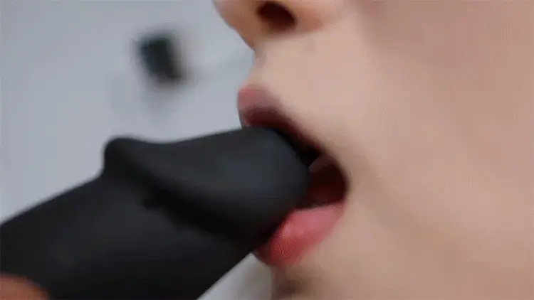 【丝米】《女老师的秘密Ⅲ》平时高冷的女老师，居然想体验各自堵嘴物，柠檬水+假阳口罩，柠檬+穿过的丝袜+口球，假阳口球，压舌口枷+假阳口球，全都来了一遍，体验完还说了下使用感受 剧情简介：<br>平时高冷的女老师，居然想体验各自堵嘴物，柠檬水 假阳口罩，柠檬 穿过的丝袜 口球，假阳口球，压舌口枷 假阳口球，全都来了一遍，体验完还说了下使用感受<br>————————————————————————————————————<br>定拍QQ号：984353792<br>————————————————————————————————————<br>解压密码：simi<br>改后缀为MP4