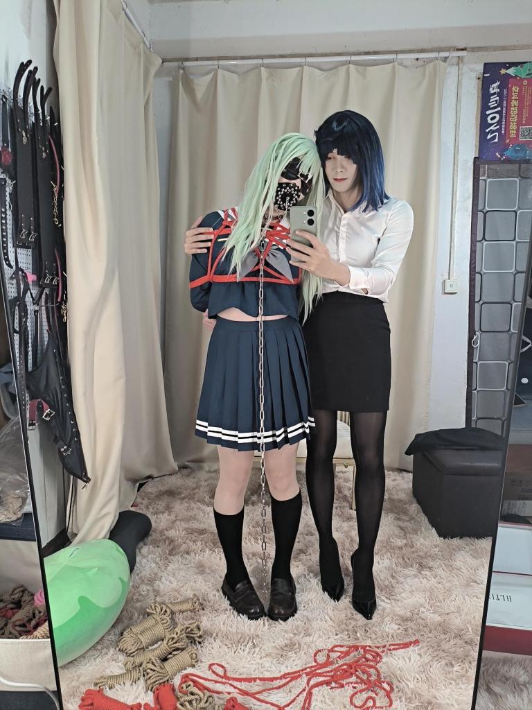 小睦去姐姐家玩结果被绑了起来【伪娘】 【职业胸手工作室】可爱的小睦被大姐姐骗到家里来玩，结果被绑起来狠狠的TJ。带上强制开口器，带上项圈，锁在椅子上，再给可爱的小舌头夹上一个可爱的小铃铛。被夹得刺痛的小舌头，在口中疯狂的蠕动着，带动小铃铛铃铃响。购入后获取隐藏解压码：<span style='color:#b0b0b0;'>[隐藏文字，购买后可见]</span>     如有链接失效可以私信也可以联系Q：1390927543/496428510