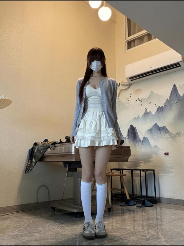 小骨头长筒袜捆绑 小骨头首次上镜，驷马，单腿吊，TK。模特十分怕痒。小骨头长期接定拍，约拍，模特性格，穿搭身材都特别好，本工作室坐标江浙沪，约拍江浙沪以内可以上门，江浙沪以外需自行过来，欢迎大家前来咨询qq：2201938842<br>