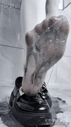 【促物语】《被粘液淹没的少女 002》 死库水、乳胶手套、雨衣、制服鞋、粘液、MUD 穿着死库水和透明雨衣的少女，将粘液倒进制服鞋里，然后用穿着白丝的脚踩的咕叽咕叽。<br>粘液从鞋子里溢出来，好涩涩哦！<br>将粘液涂抹在身体，少女一脸享受地感受身体滑溜溜的感觉。然后在粘液中打滚，让全身变得滑溜溜，脏脏的。<br>最后少女将粘液倒在身体和头上，将整个人都浸泡进粘液里，粘液沾满少女的身体，少女整个人都和粘液融为一体了！<br><br>解压密码：MUD002<br>改后缀为MP4<br><br>工作室：咕叽X促物语<br>片长：00:31:23<br>视频丝袜，内内，道具有需求可联系<br>定制产品可私信