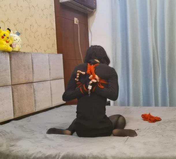 自缚随便尝试一下双手分开绑和驷马（带文字步骤教程） 自缚绑手的时候经常吊不高，突然想到了，能不能两只手分开绑，这样先绑一只手好操作一点，再绑另一只的时候这边也不会松，然后又试了一下加上驷马一起用，文字步骤也加上去了~主要我没感觉出来这种是不是更简单一点~可能是几种都玩的比较多叭~~ <span style='color:#b0b0b0;'>[隐藏文字，购买后可见]</span>