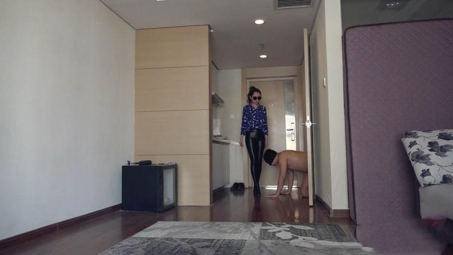 【小妮女主】超级原味臭棉袜，脏鞋底调教贱狗 剧情简介：同一双棉袜和高跟皮鞋连续穿着2个星期，鞋底和周边没擦过，全是脏泥和灰，袜子已经明显变色，味道相当重。小妮S进门后就开始<br>调教贱狗，舔这双脏鞋子，舔到干净为止，贱狗很贱越是羞辱越是舔的兴奋，舌头完全舔成了黑的，之后被强迫吃掉脏东西，之后有再贱狗<br>身上踩踏运动一阵，让袜子味道更佳重，之后坐在贱狗身上踩着贱狗的脸脱掉鞋子后，用这双超级原味折磨调教贱狗，臭袜子插嘴深喉，最<br>后袜子全部塞进贱狗嘴里，裸足踩着嘴鼻玩弄，贱狗被玩弄的几乎快昏过去......