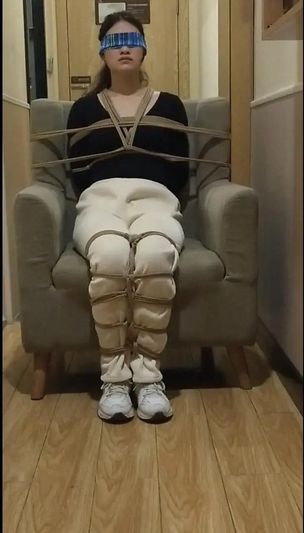 美女游戏 原创：铁甲曼<br>把小美女绑起来放置在椅子上，用纸巾把嘴里塞的满满的，再用多层胶布封嘴，最后用鼻夹把鼻子也封住。