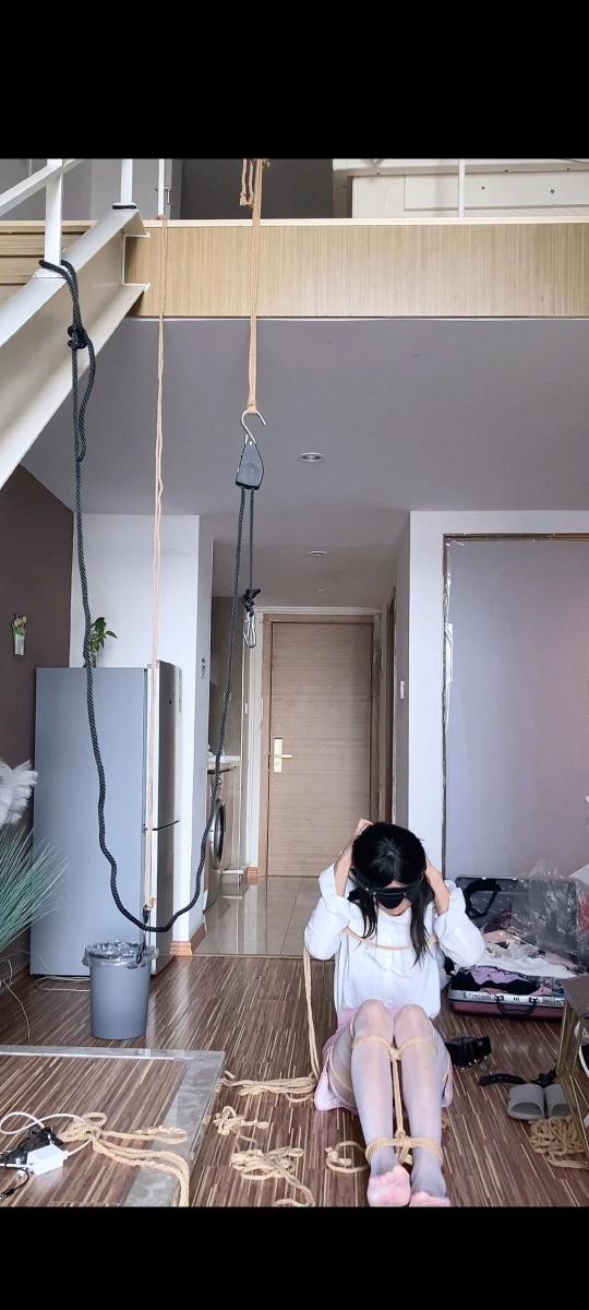 白丝眼罩堵嘴日式捆绑自缚 这个是白丝短裙最后一部，带上了口球和眼罩，光脚吊在房间里，真的喜欢这种感觉，绳子给我带来的安全感，薇薇qq1251781327（有门槛），工作室q3221079735接定拍，解压密码vvvkkkk8888