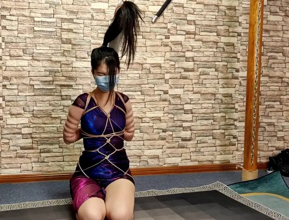 珍珍五花大绑紧缚 高跟鞋，性感长裙，极限五花大绑，麻绳紧紧缠绕双臂，两只胳膊就像莲藕一样紧紧束缚。跪在地上，不到时间不松绑。视频解压密码：chuxin。<br>一绳所爱绳艺体验店面向全国爱好者开放，本店提供绳艺捆绑模特服务、体验女绳师捆绑服务、体验长时间囚禁服务、绳艺教学培训、绳艺交流会、场地出租、专业麻绳销售，原创视频套图销售、作品私人定制、模特原味丝袜出售等，另外本店招募同好合作伙伴。微信：351552501初心