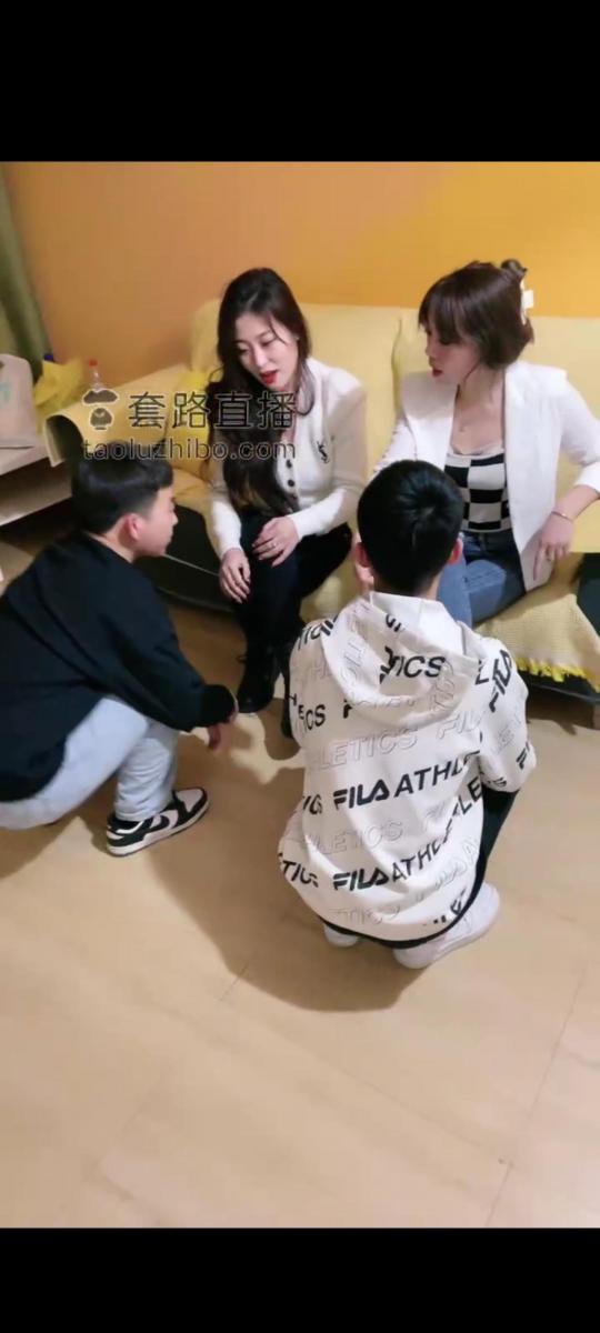 梦涵 学生带家长 套路梦涵，双主调教学生狗                                                      把家长也叫来了，一起被虐，羞辱骑马鞭打，踩踏耳光