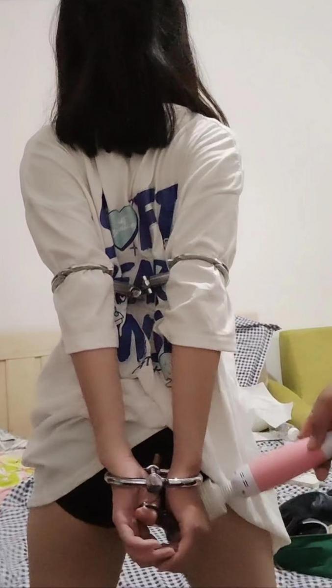  【娜绳工作室】【青柠】QNLK-8 手肘带着制式手铐，手上戴着QQ铐，再来个指铐。最后来个[X_X]，小奴隶的骚叫声连绵不绝。<br>被调戏的青柠妹子浑身颤抖，止不住的叫出声来<br>【解压密码】nana2022  为防止被封，请修改后缀名.mp4。建议下载后观看，防止被封，请勿在线观看。如果是电脑端，可下载后修改后缀名可观看