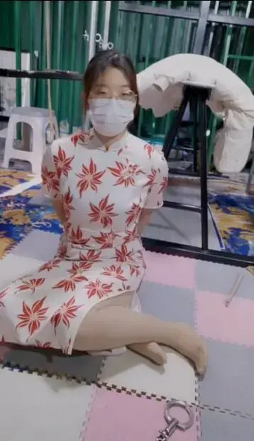 束美影视剧情 旗袍谍战剧情 束美影视剧情 旗袍谍战剧情<br>创作：束美影视剧情<br>描述;束美影视剧情 旗袍谍战剧情,美女扮演旗袍丝袜女特工捆绑，喜欢的请大家多多支持一下吧