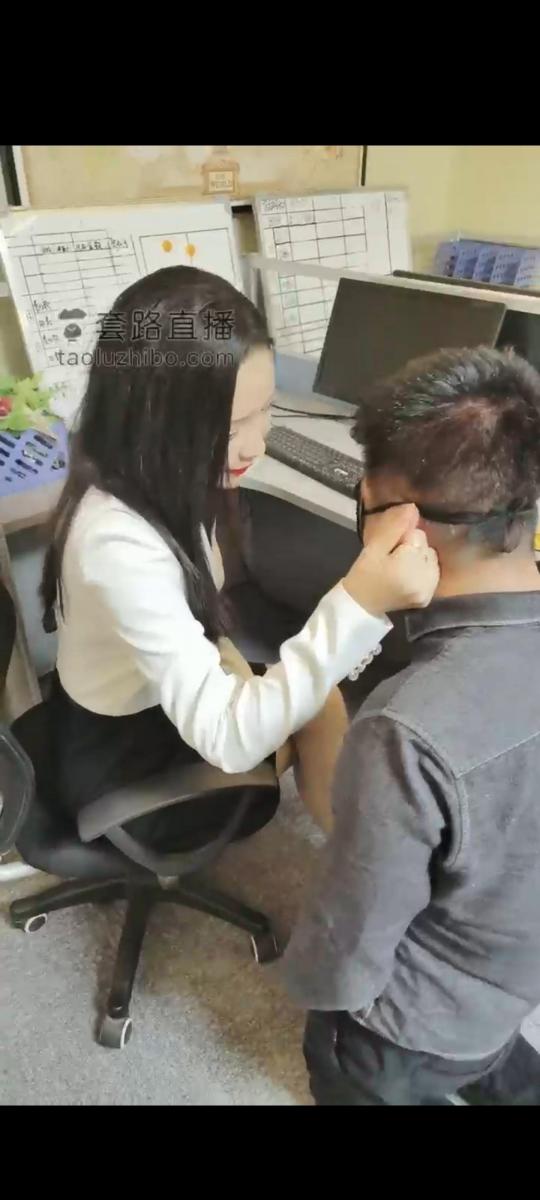 药神 对男同事的救赎 套路药神调教，开发男同事当狗                                              羞辱恋足，耳光钻胯，玩胸揪耳朵
