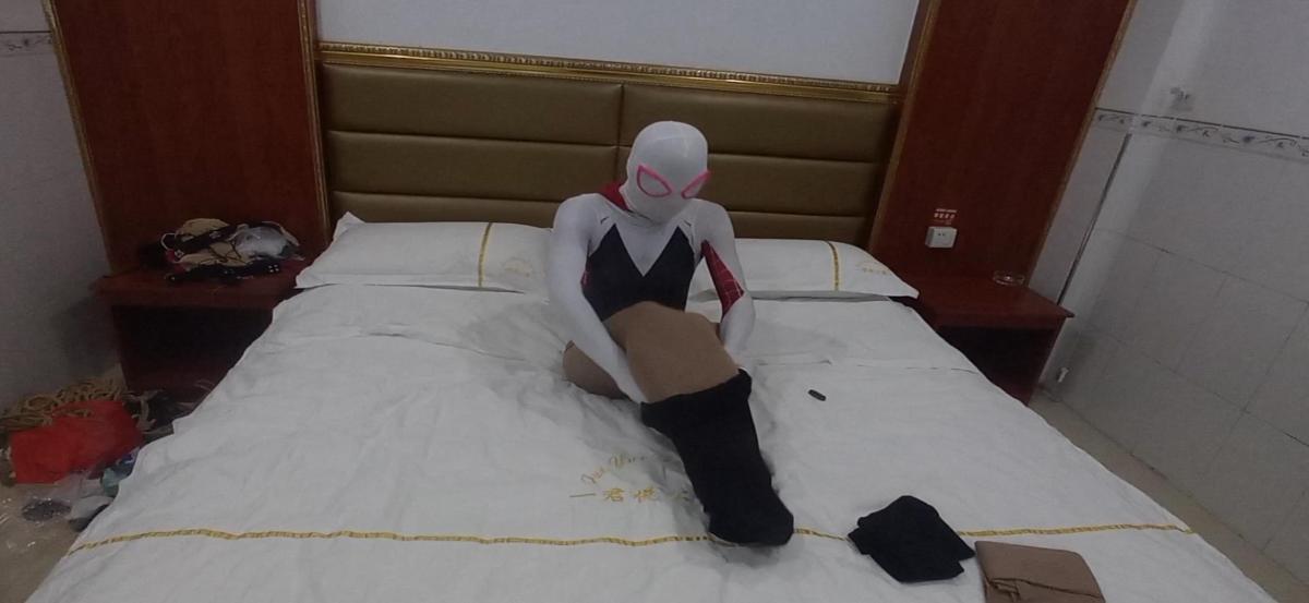 女蜘蛛侠全包 很久没有拍新片了。这次穿上了购买了很久的女蜘蛛侠紧身衣。来了一次全包。本来想用4条的，以前用过的丝袜都不见了，这是新买的弹性没之前的好，，最后只用了3条。玩具已经先穿在了紧身衣里面。由于丝袜的原因，拍得不好。不喜勿购。<span style='color:#b0b0b0;'>[隐藏文字，购买后可见]</span>